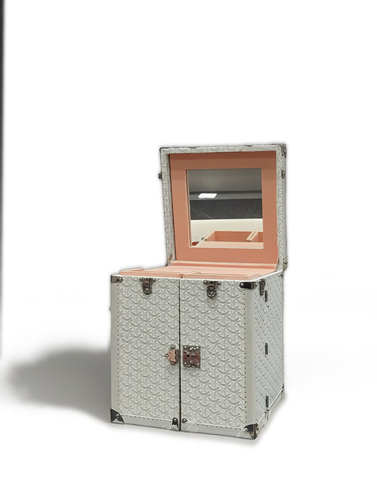 Pink girly jewelry cabinet with exquisite storage