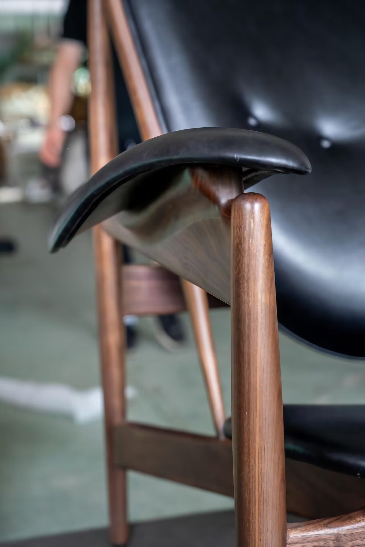 Luxurious Minimalist Solid Wood Art Genuine Leather Chieftain Chair
