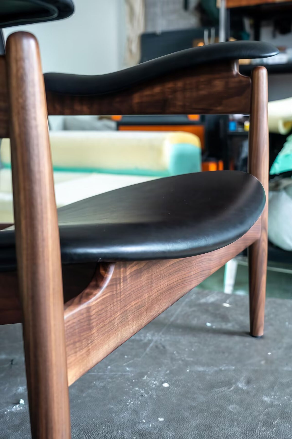 Luxurious Minimalist Solid Wood Art Genuine Leather Chieftain Chair