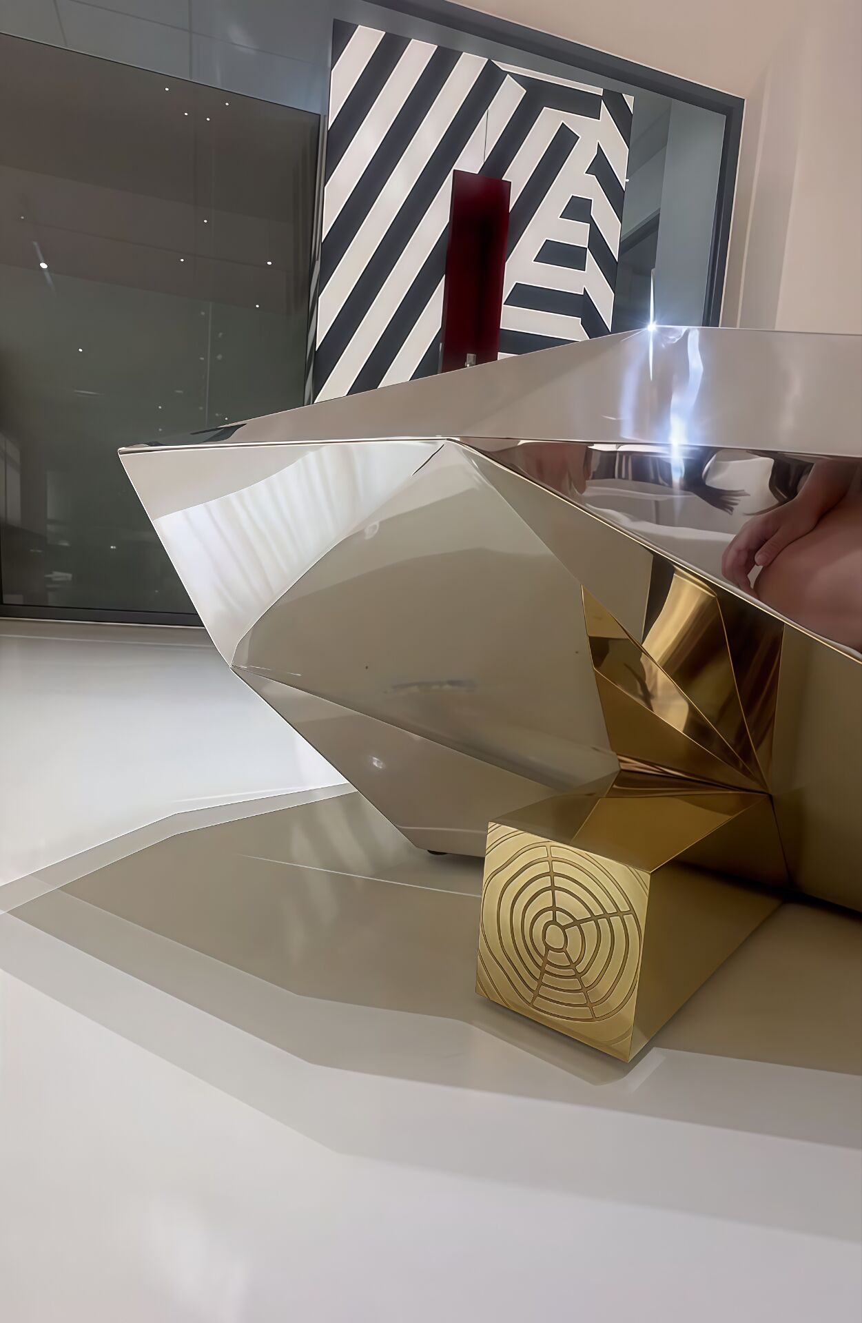 طاولة وسطى فاخرة من المعدن بتصميم إبداعي غير منتظم من مجموعة DIAMOND 