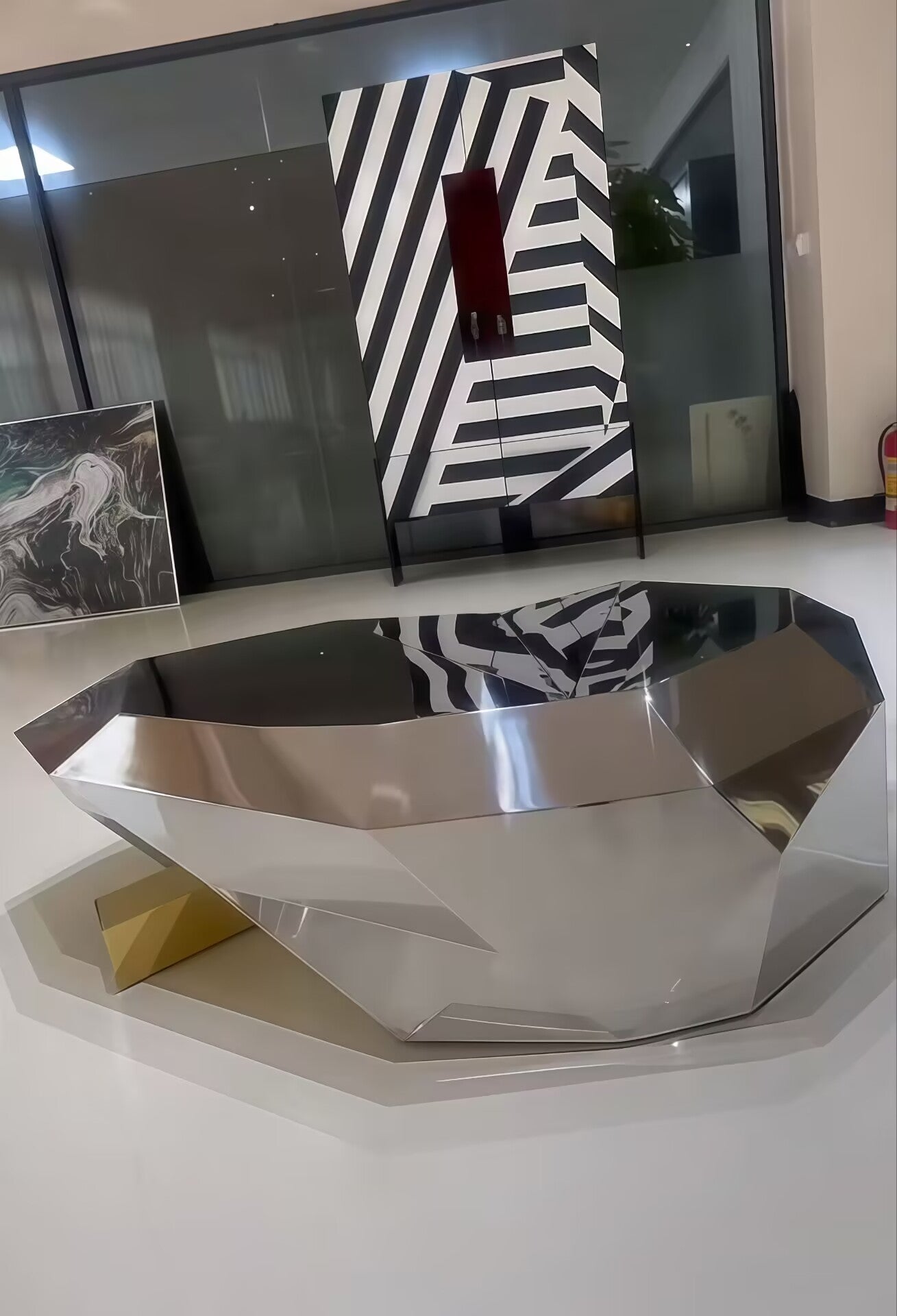 طاولة وسطى فاخرة من المعدن بتصميم إبداعي غير منتظم من مجموعة DIAMOND 