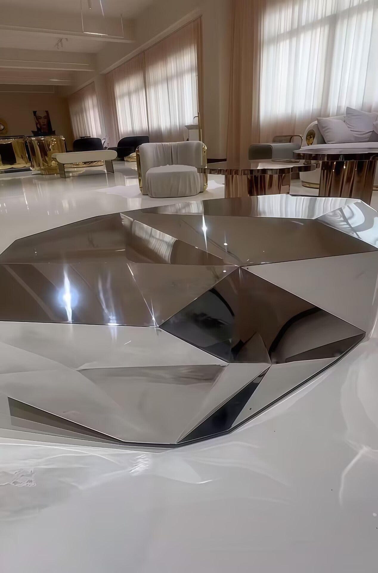طاولة وسطى فاخرة من المعدن بتصميم إبداعي غير منتظم من مجموعة DIAMOND 