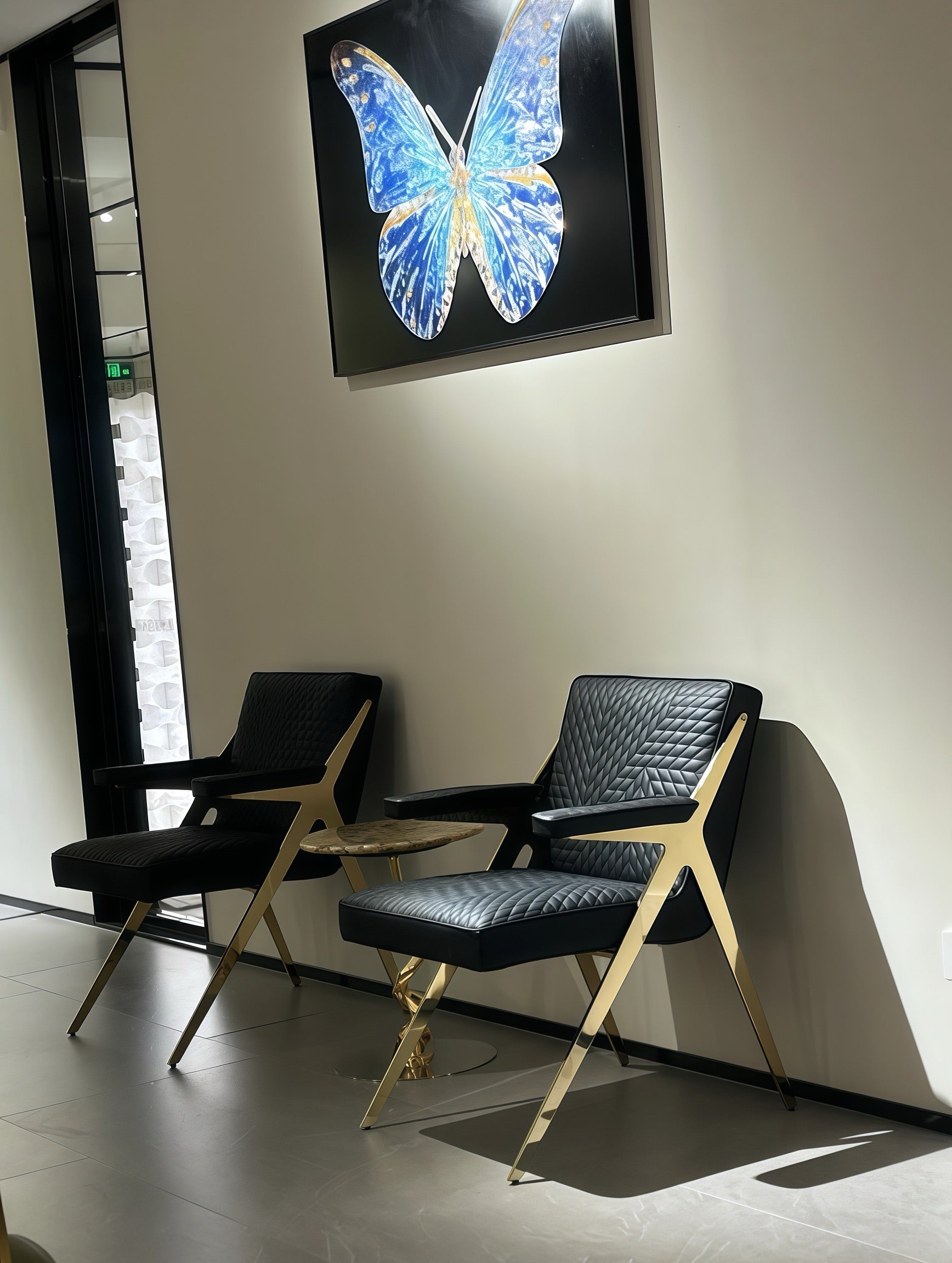 FIJI Unique leather chair with armrests