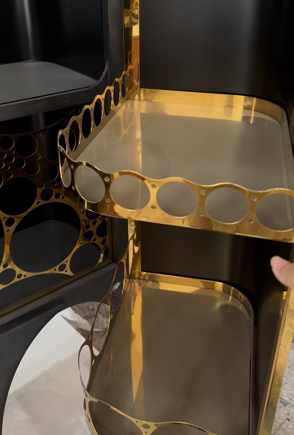 High-end metal unique wine cabinet Hand-painted craftsmanship