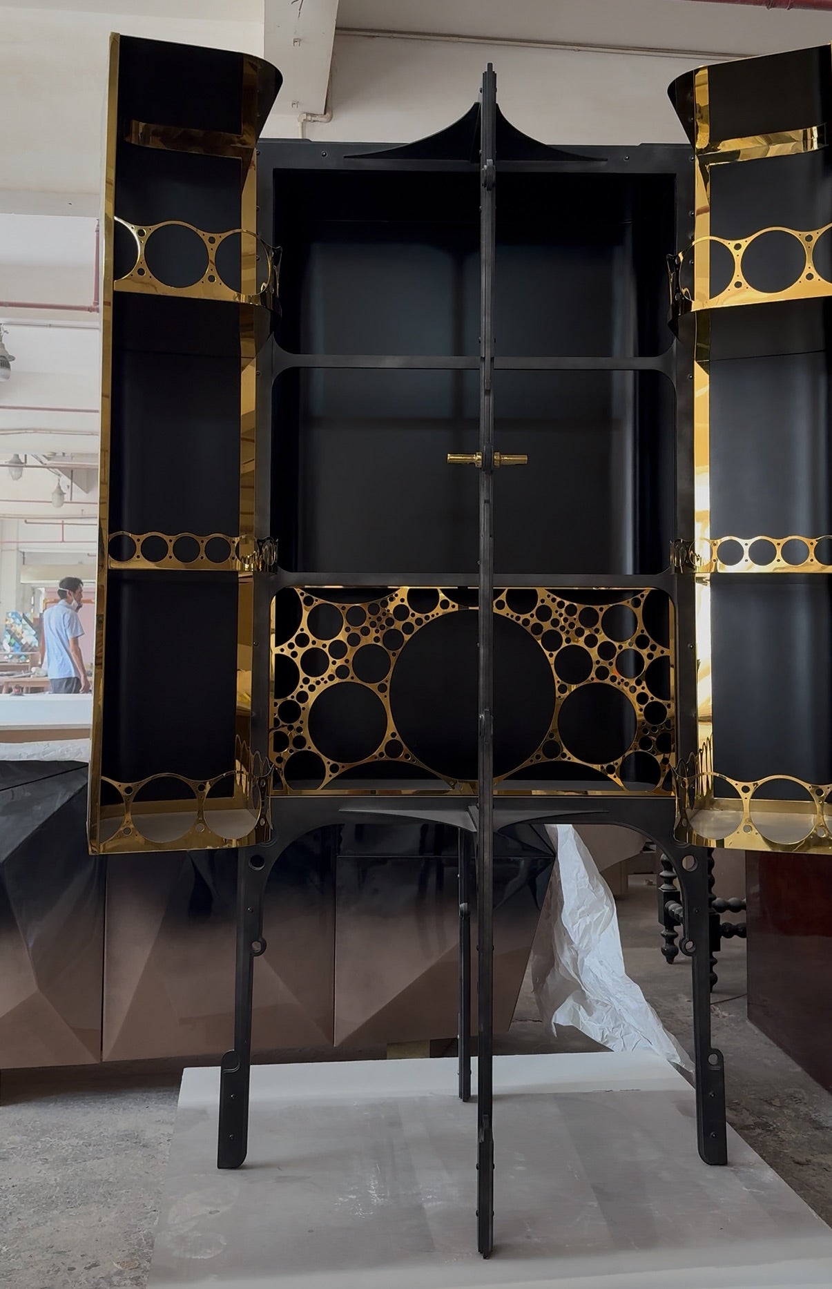 High-end metal unique wine cabinet Hand-painted craftsmanship