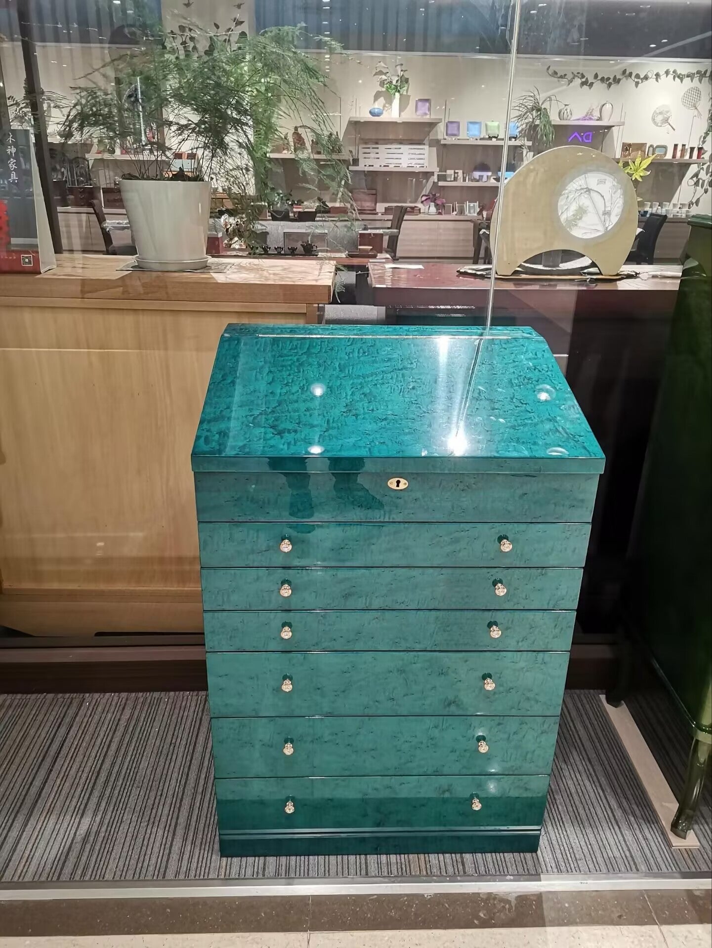 Luxurious Villa Bedroom Solid Wood Floor-Standing Jewelry Cabinet