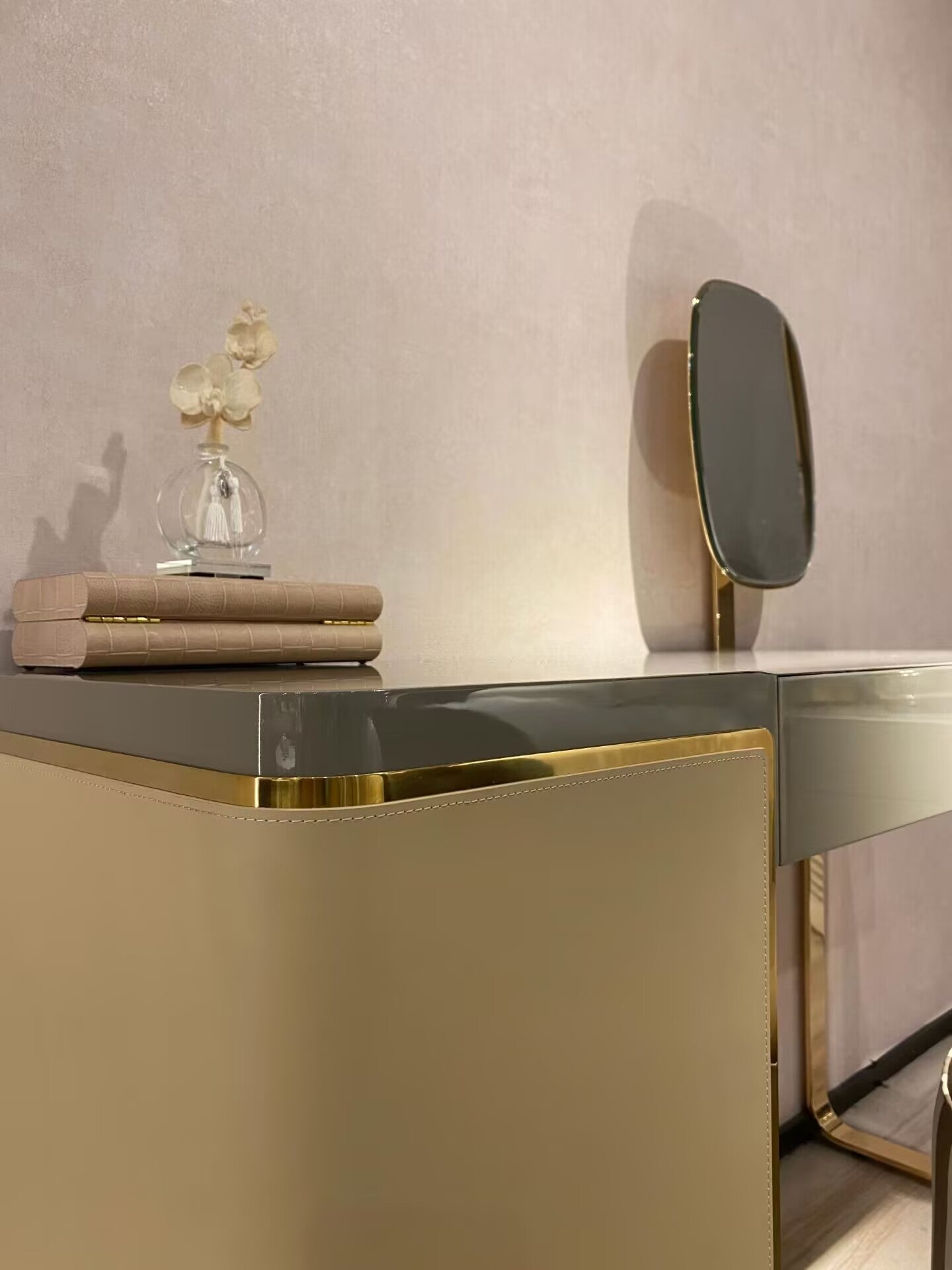 Lcon Lady Art Stainless Steel Minimalism Solid Wood Dressing Table