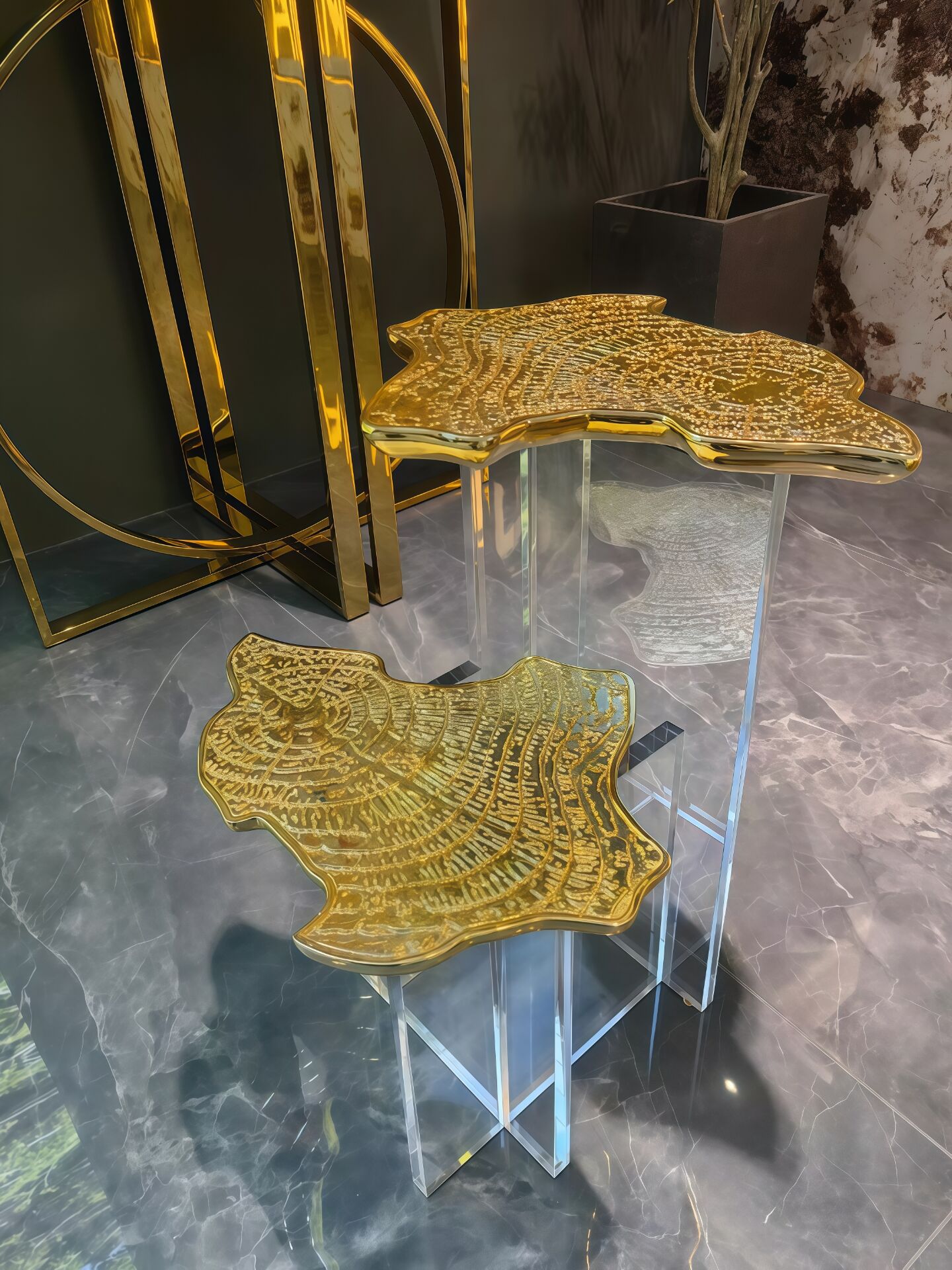 طاولة جانبية فاخرة من الأكريليك والنحاس بتصميم فني إبداعي من مونيه جولد 