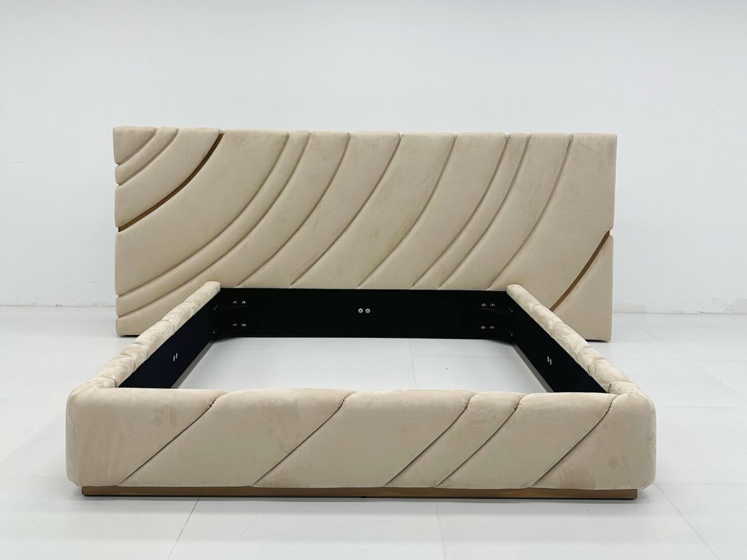Ultrasound Modern Luxury Minimalist Leather Wide Screen Bed