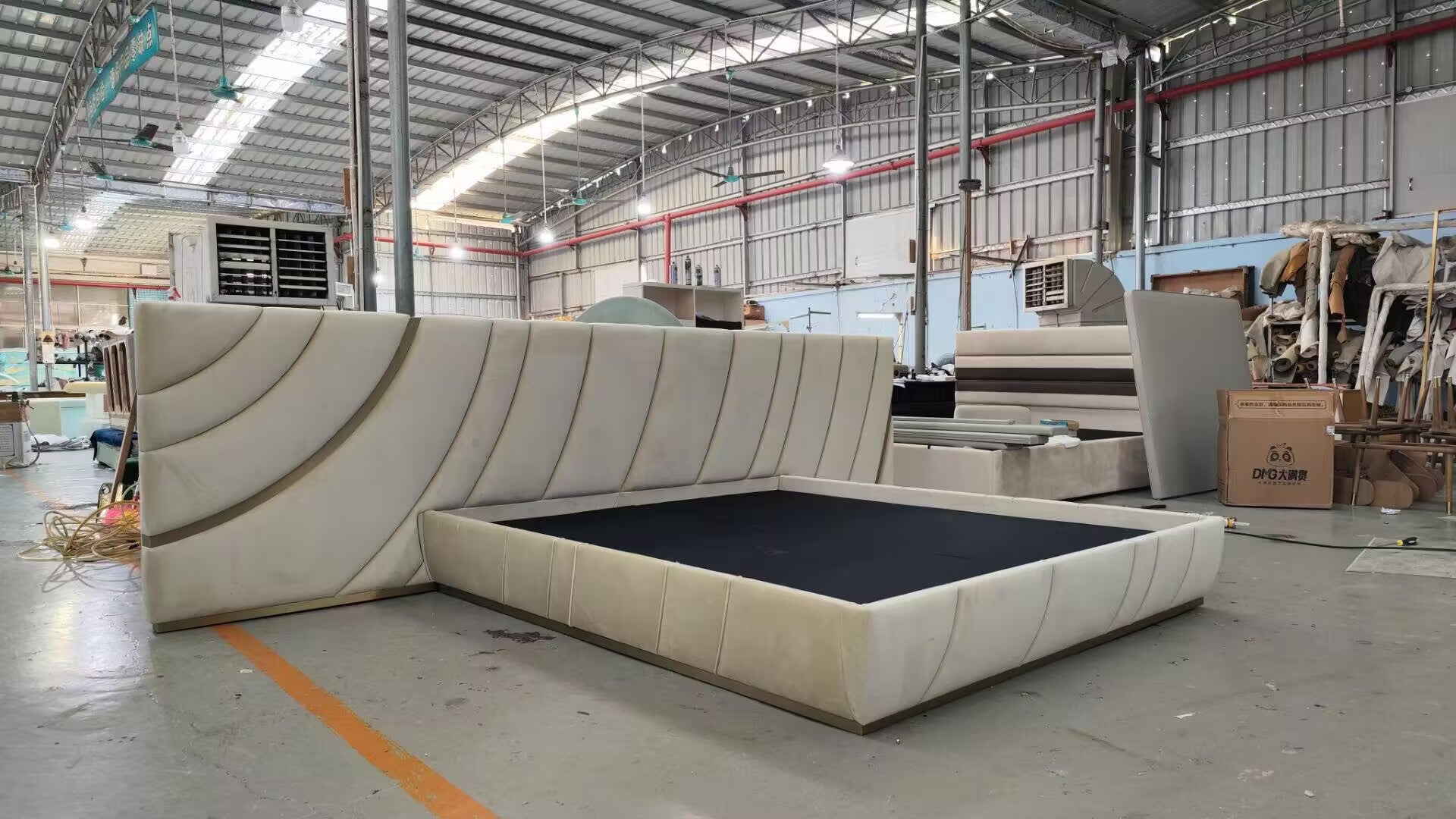 Ultrasound Modern Luxury Minimalist Leather Wide Screen Bed