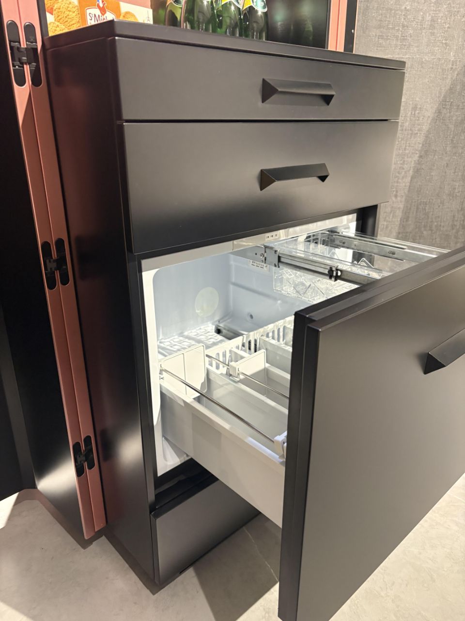 Unique Creativity Designer High-End Solid Wood Wine Cabinet