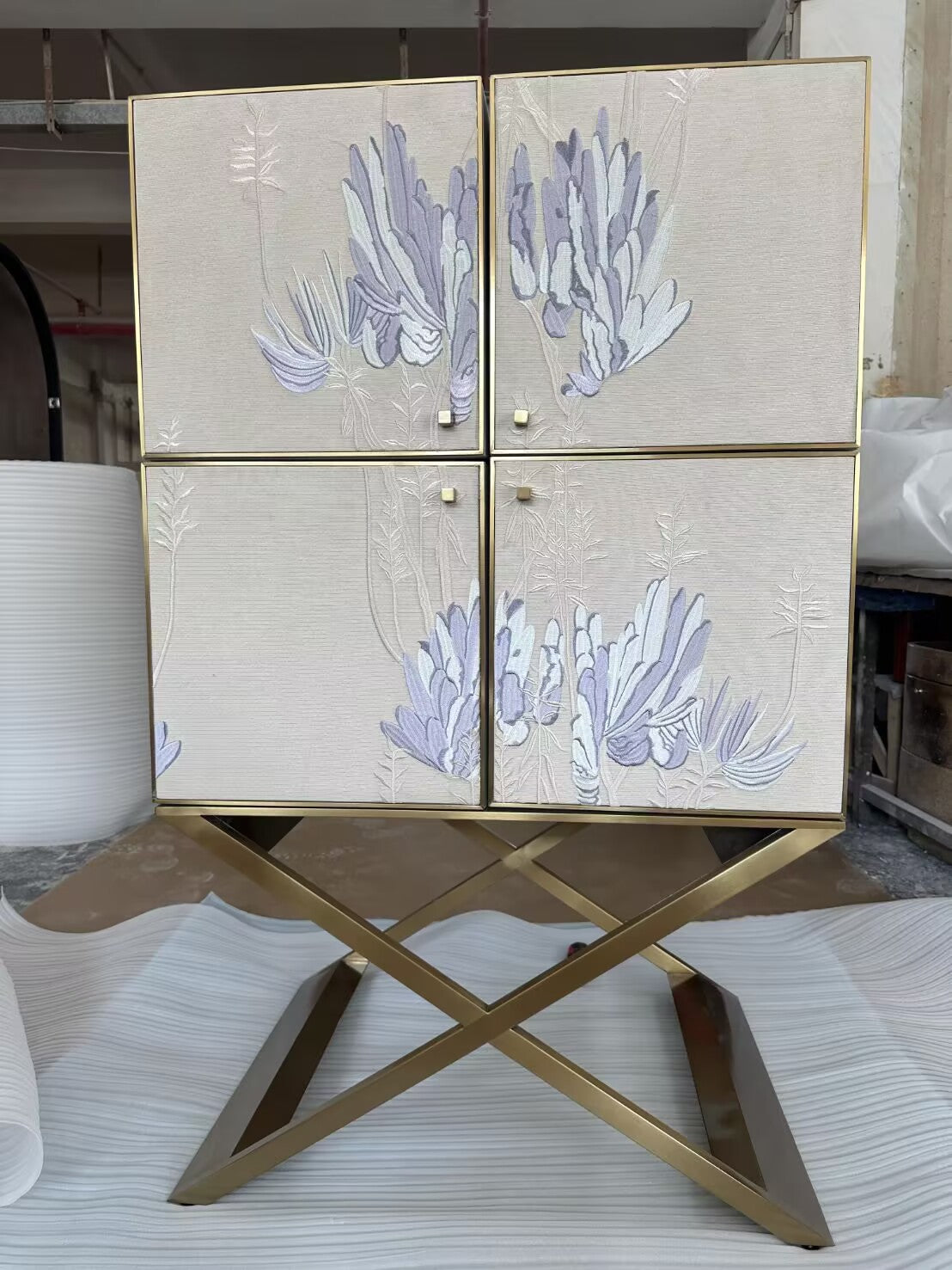 Retro High-End Hand Embroidery Solid Wood Decorative Wine Cabinet