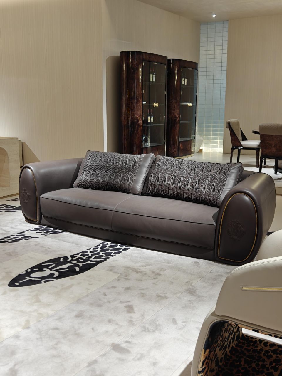 Bold Italian High-End Living Room Creativity Genuine Leather Sofa