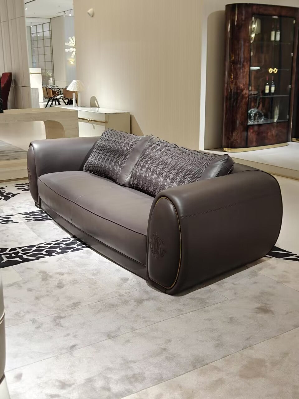 Bold Italian High-End Living Room Creativity Genuine Leather Sofa