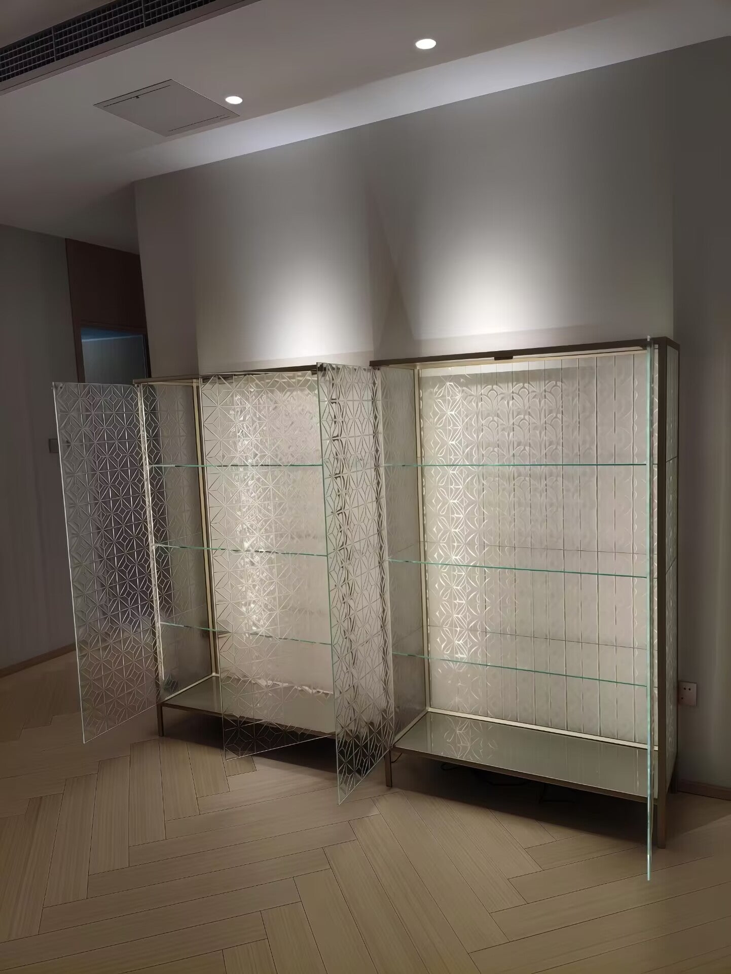 Echo Italian Designer Creativity Carved Glass Display Wine Cabinet