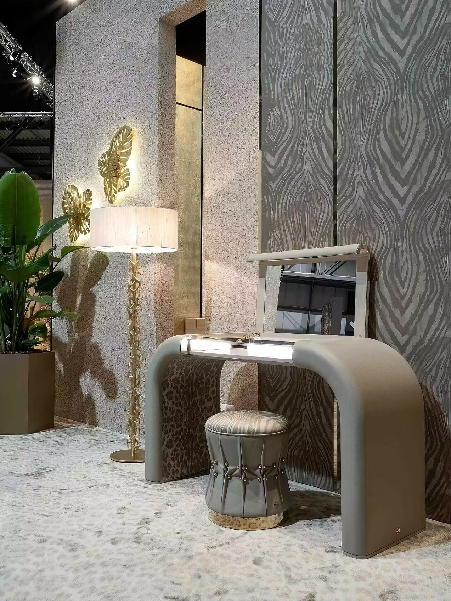 Iman Modern Luxury Bedroom Artistic Solid Wood Dressing Table