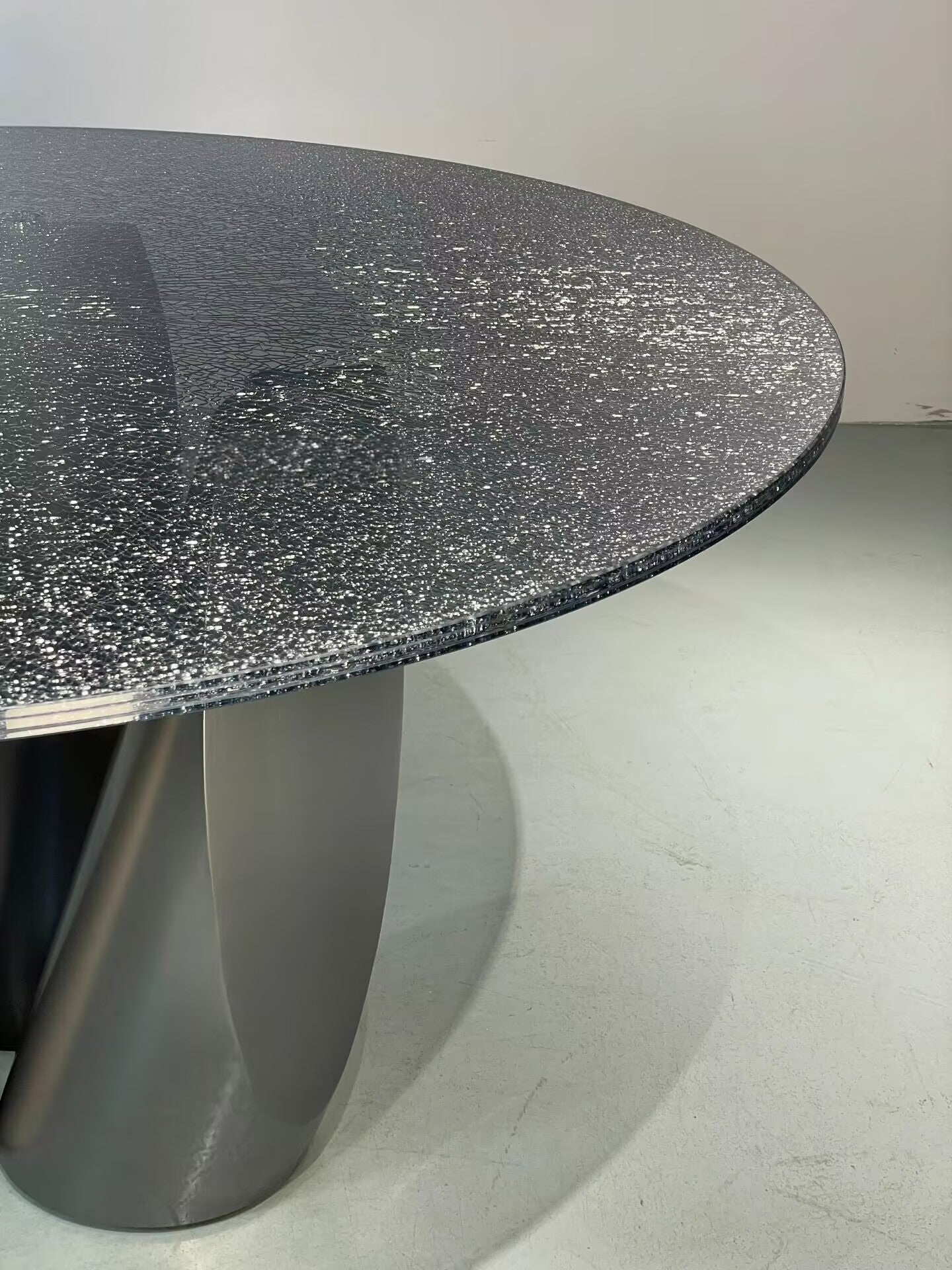 sentei Italian upscale Metal Simple Glass round dining table