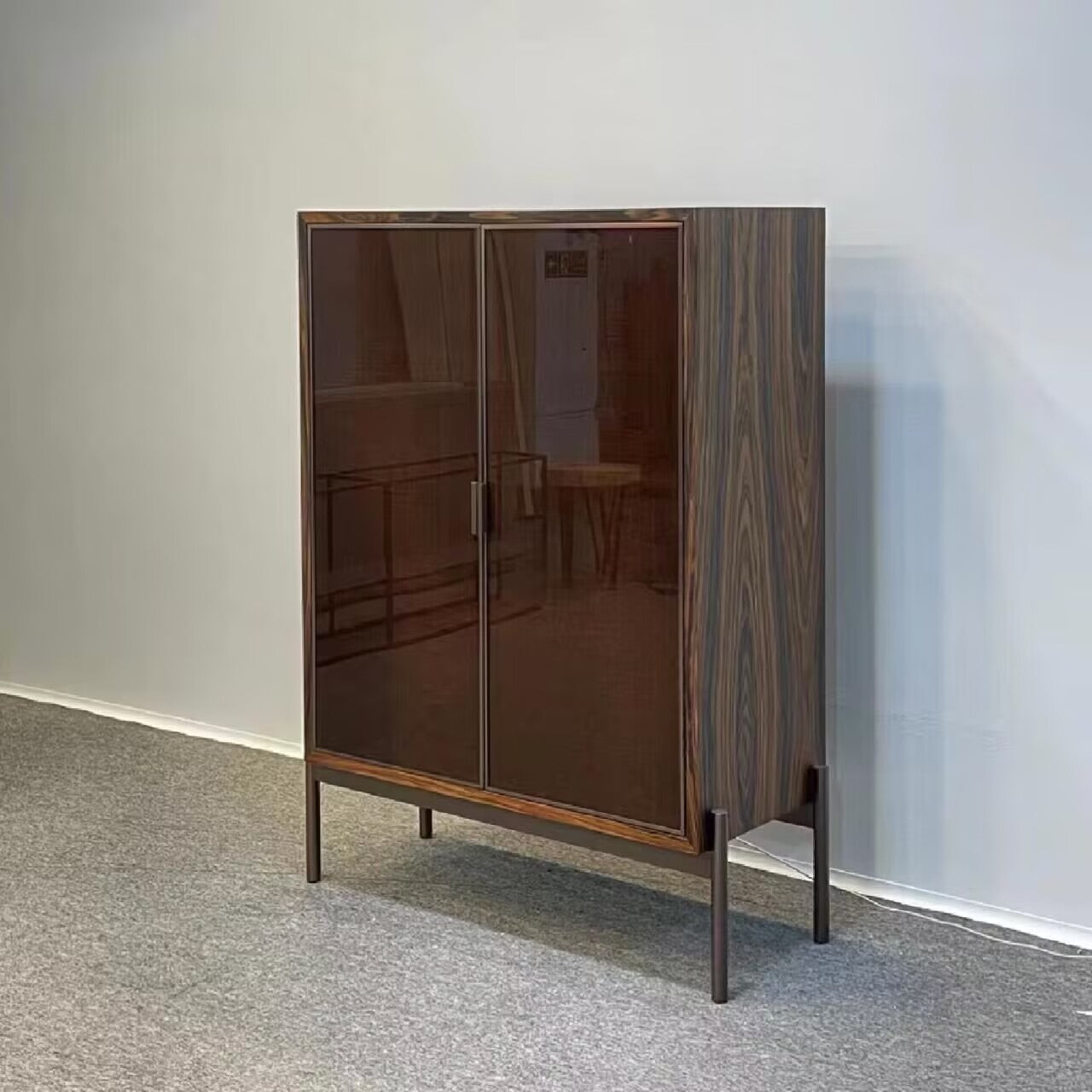Superquadra Modern Creativity Solid Wood Glass Wine Cabinet