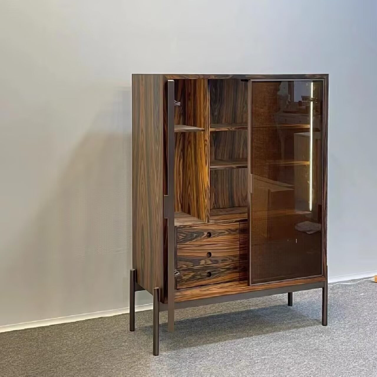 Superquadra Modern Creativity Solid Wood Glass Wine Cabinet