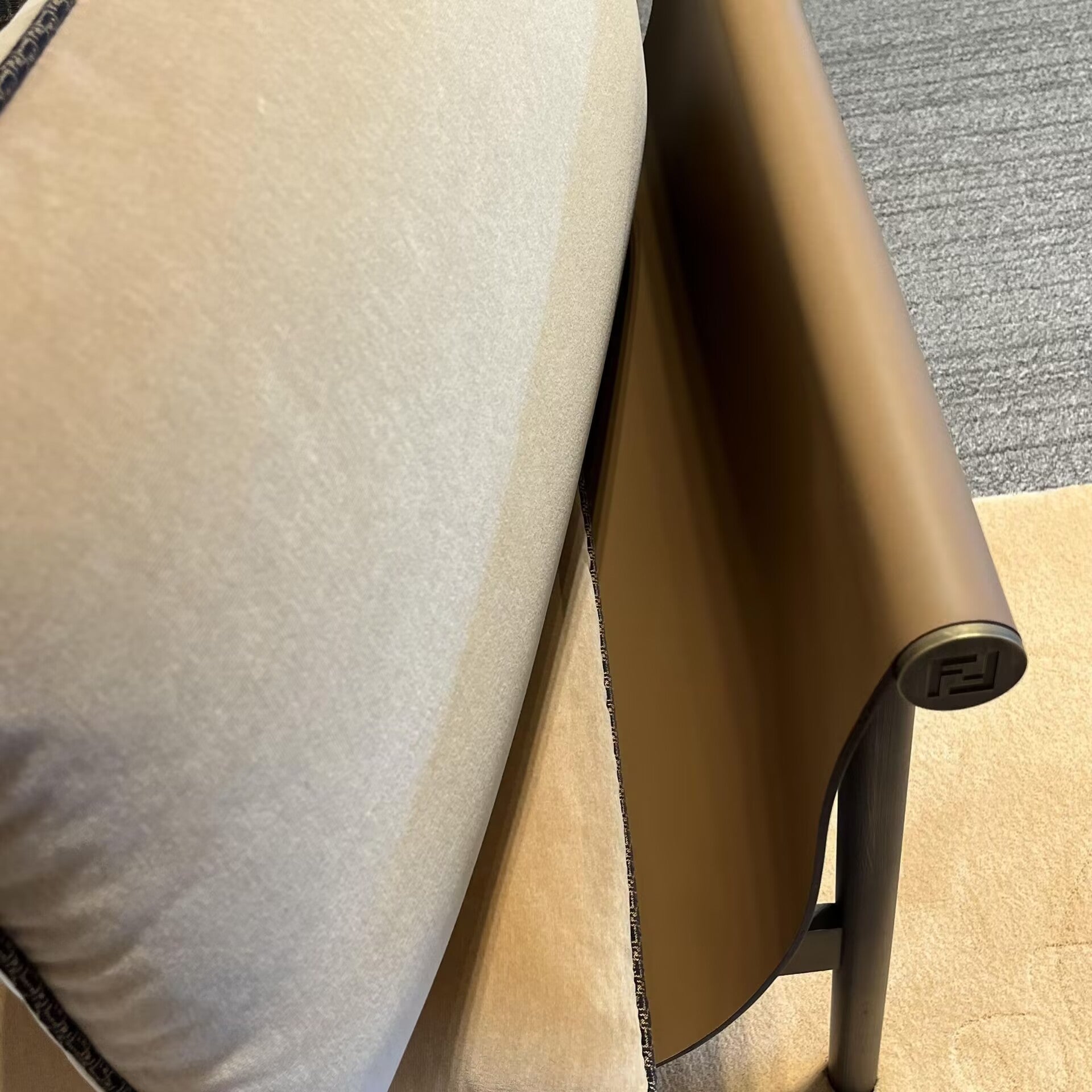 Totu Italian Minimalism Designer Metal High-End Fabric Sofa