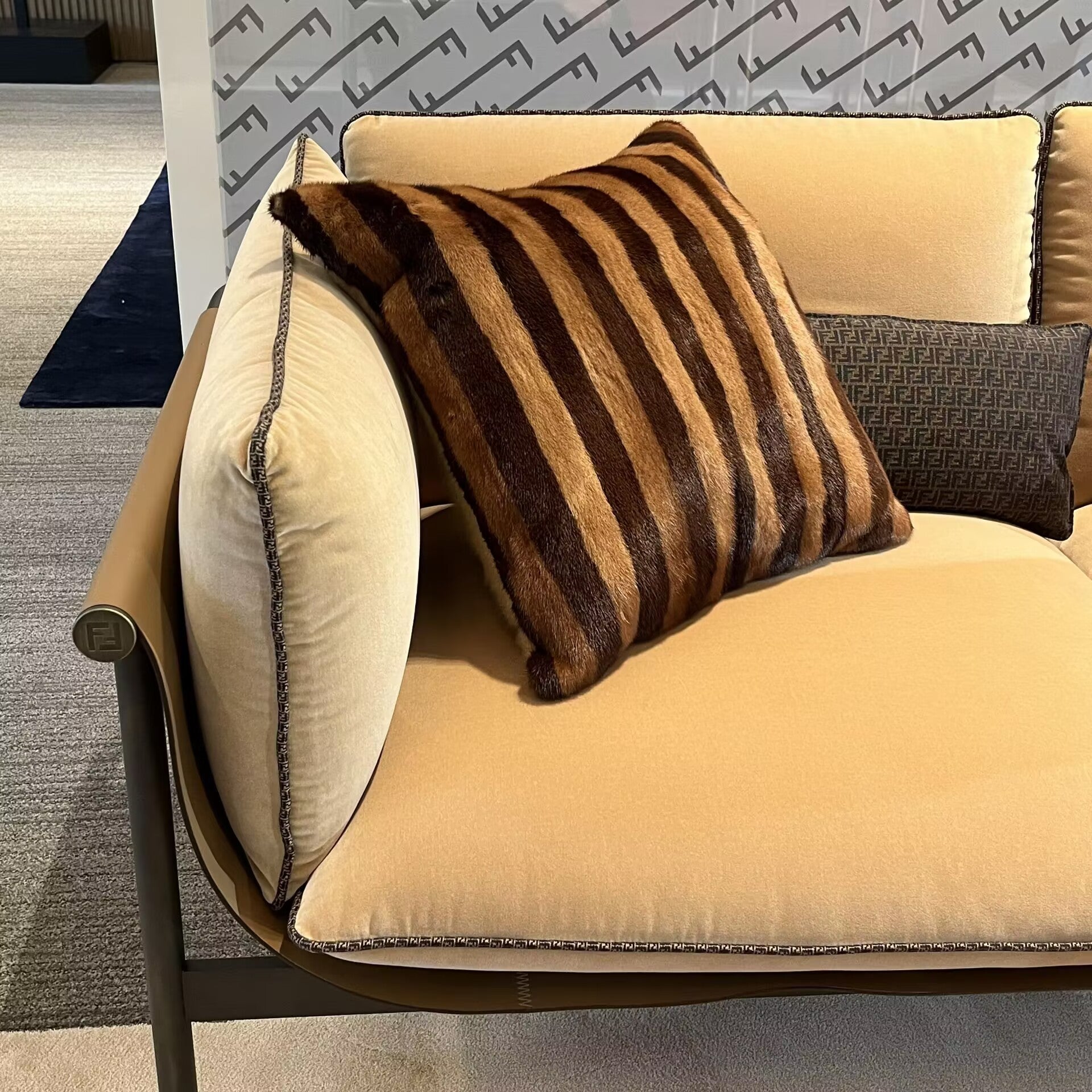 Totu Italian Minimalism Designer Metal High-End Fabric Sofa