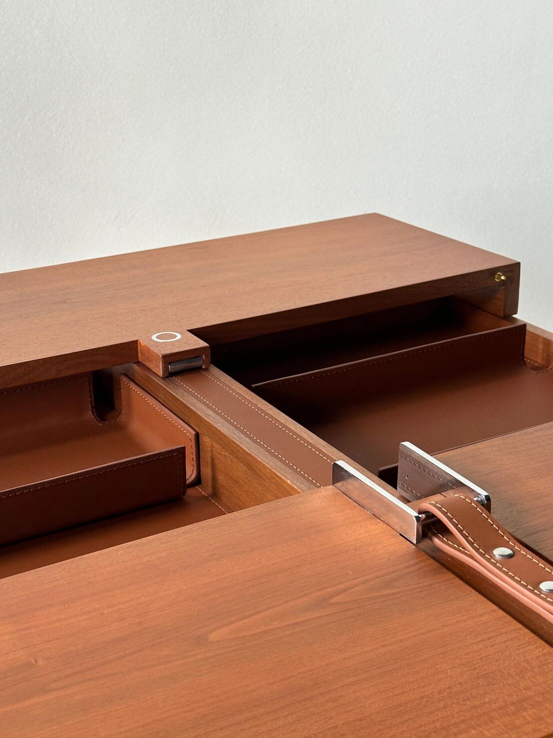 Tresserra Modern Artistic Solid Wood Movable Jewelry Cabinet