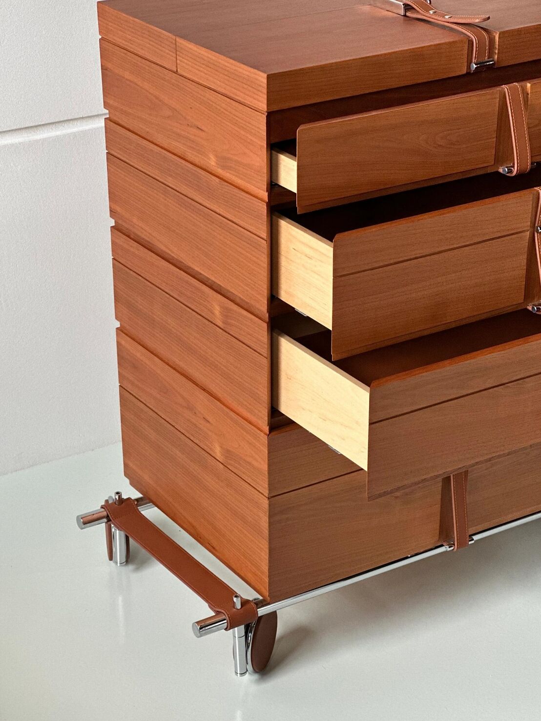 Tresserra Modern Artistic Solid Wood Movable Jewelry Cabinet