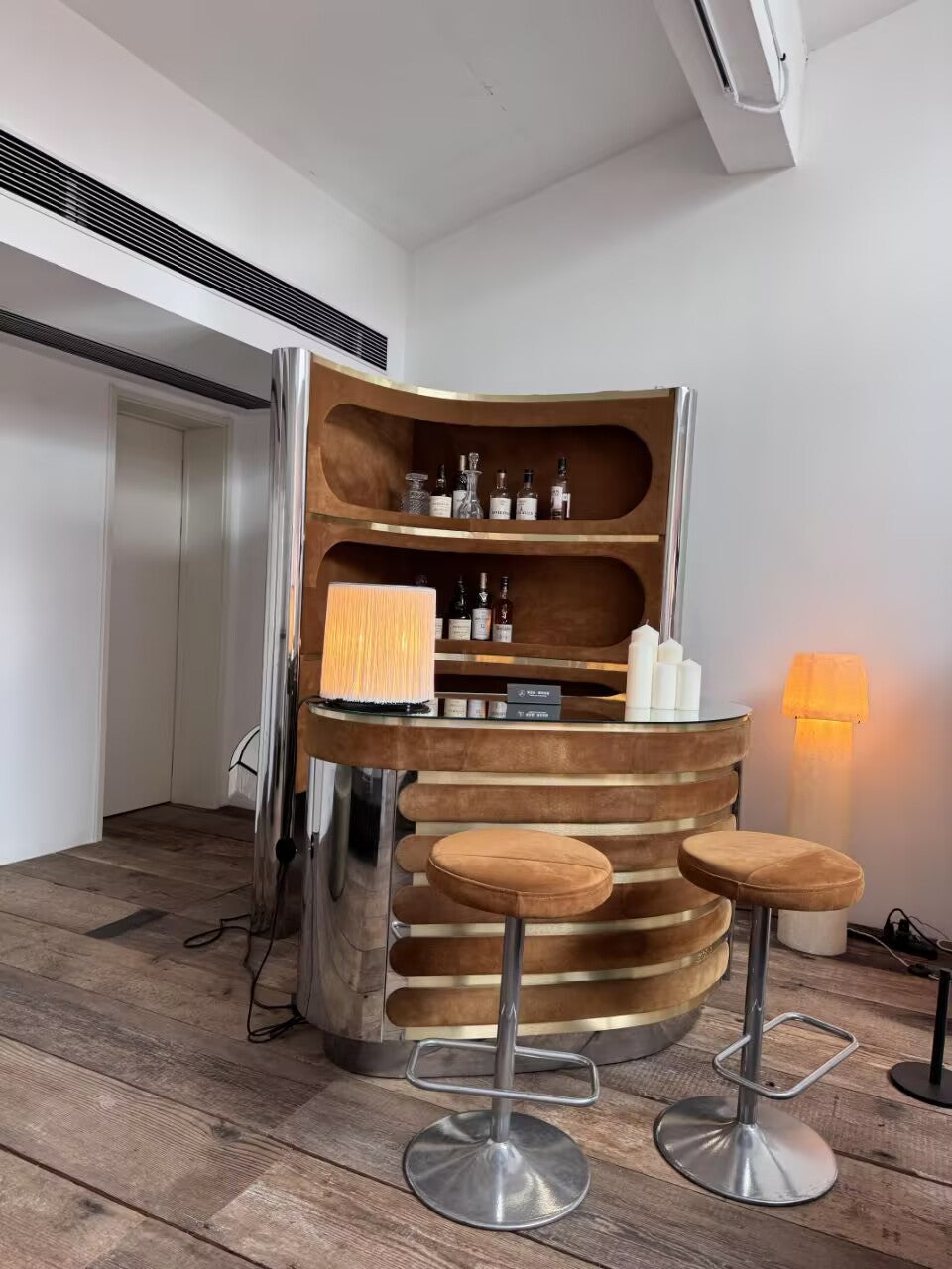 Willy Artistic Retro Minimalism Solid Wood Leather Bar Counter