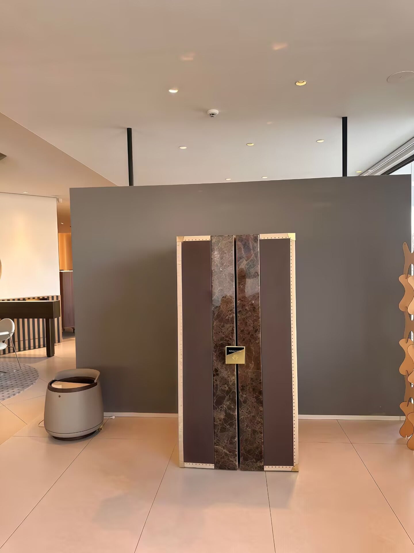 Modern Upscale Villa Creativity Solid Wood Marble Wine Cabinet